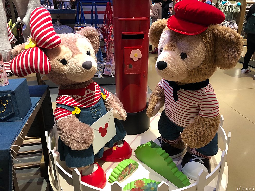 ワールド オブ ディズニー店内のダッフィーグッズ周辺。