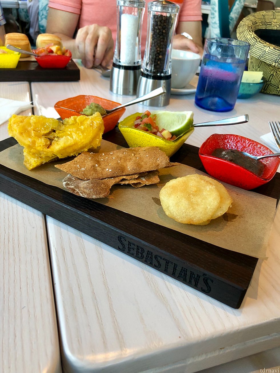 アパタイザーの盛り合わせ。カリビアンや南米の代表料理が一皿で楽しめます。南米出身の友達がかなり褒めていました。僕も2回目の訪問時に注文してみましたが、「pull apart roll」の方が断然美味しかったですね〜。