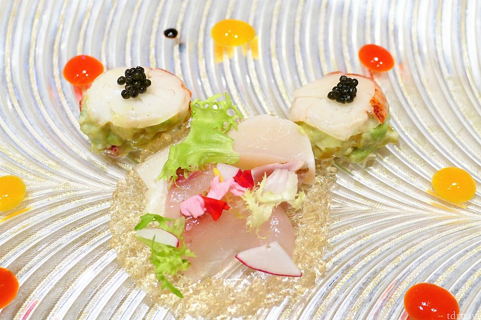 「海の幸のマリネとオマールのオモニエール仕立て ハーブサラダと2種類のパプリカのクーリ」 ミッキーの形に大興奮!耳の部分は、アボカドなどの和え物の上にボイルしたオマール海老とキャビアが乗っていました。お顔の部分には、アワビとホタテと白身魚が!