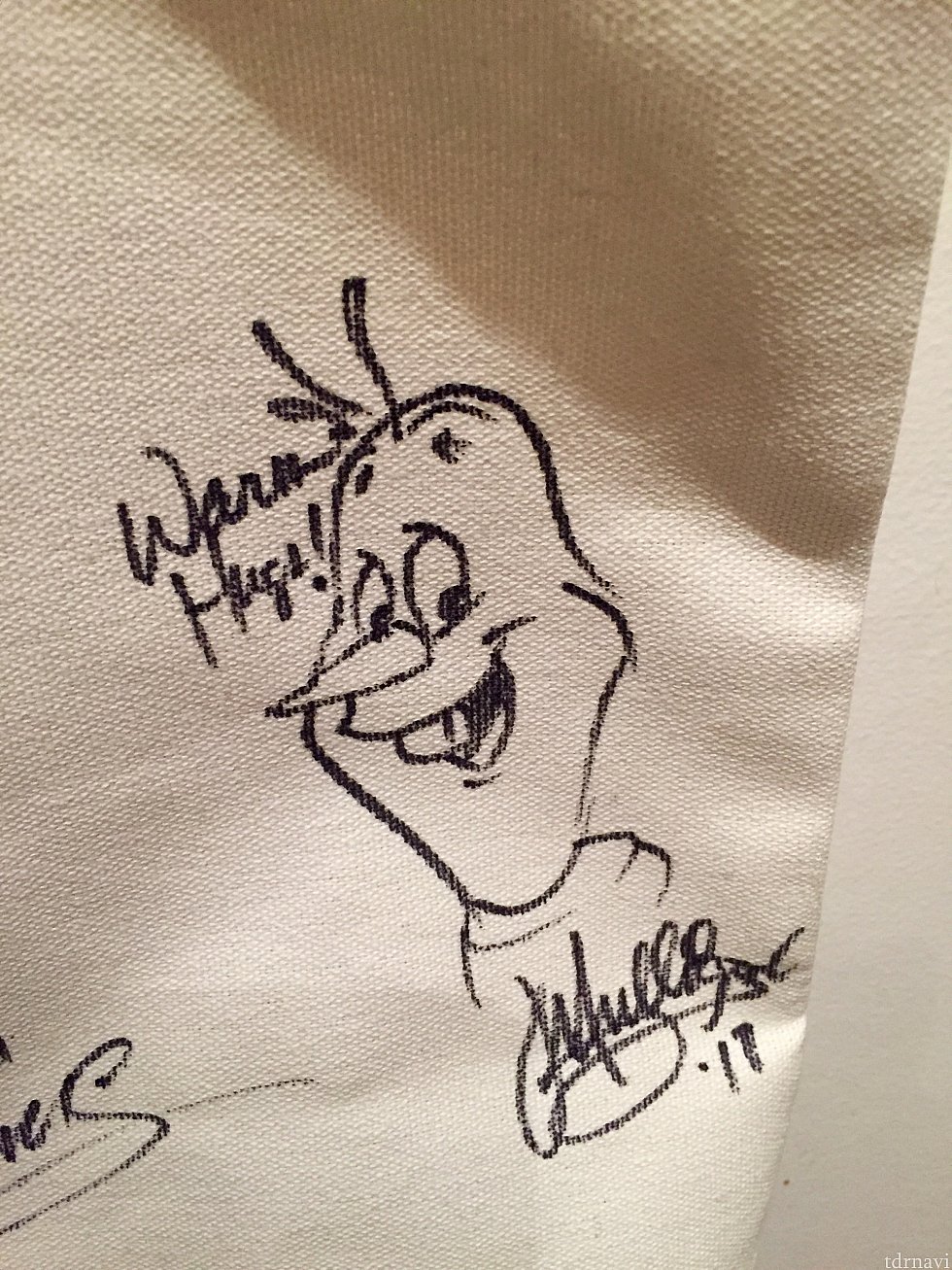 ジェームスさんも快くイラストを承諾してくれました。描いてくれたのはなんとオラフ。warm hugと言う言葉も添えてくれました。