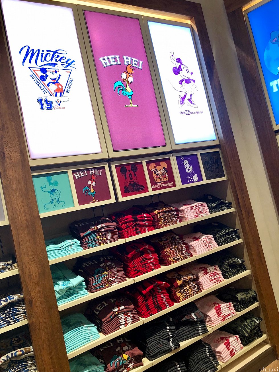 すごい数のTシャツ売り場。クラシックミッキーから最近のディズニーキャラクターまで幅広いデザインです。