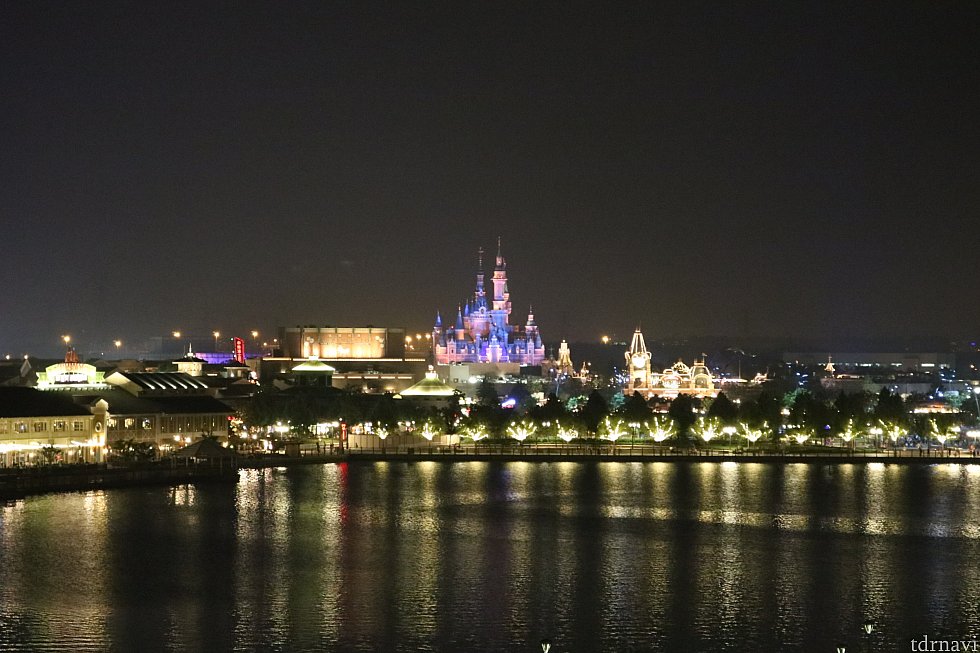 クラブラウンジからみた夜の上海ディズニー