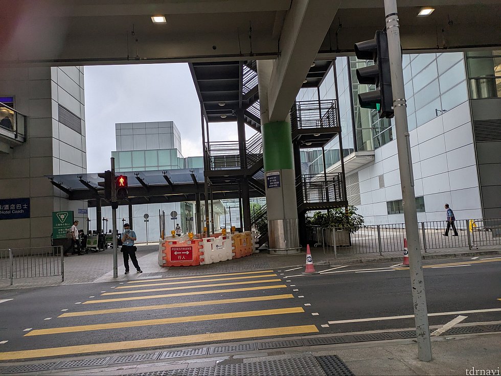 よく見ると柱がグリーンになっています。