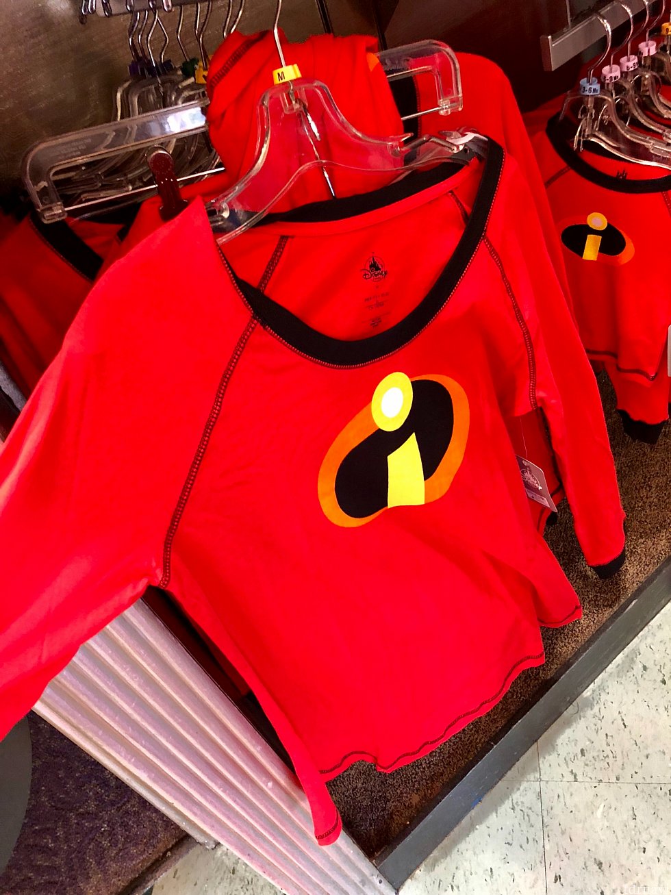 これちょっと着るのに勇気がいる長袖Tシャツ。