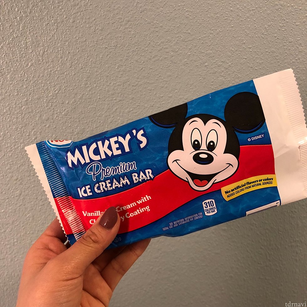 バニラアイスをチョコでコーティングしたミッキー型の棒アイス