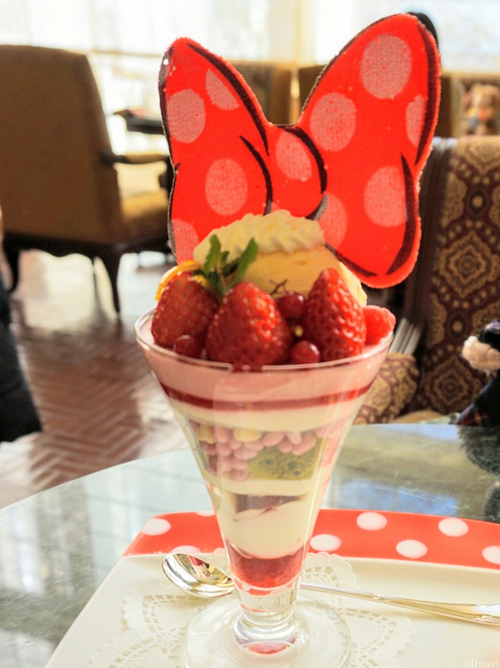 パフェは、ラング・ド・シャで出来てる大きなドットリボン🎀がのっててとっても可愛いです❤️