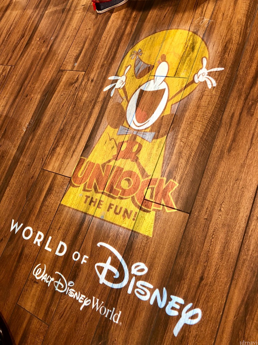 床にはミッキーが映し出されています。