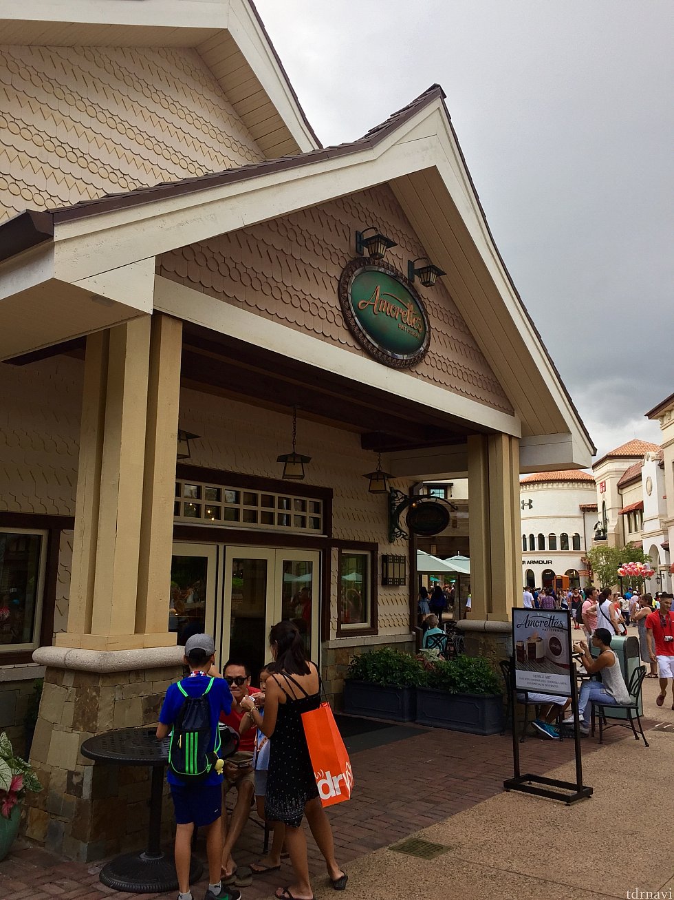 Amorette's Patisserie の入口は、世界最大のディズニーショップWorld of Disneyとリーバイスショップの間にあります。