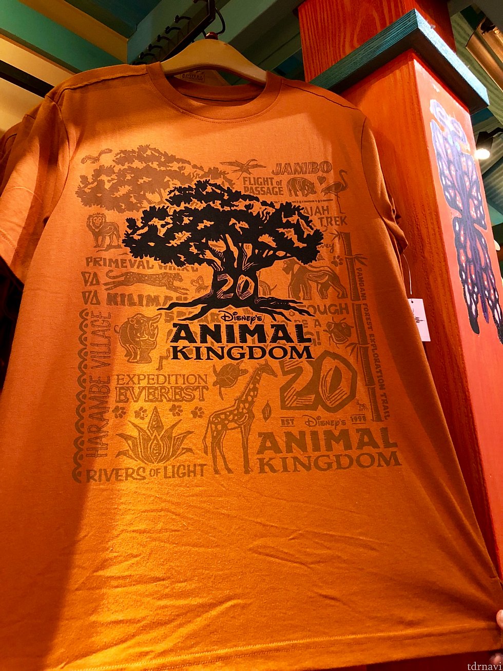 キャラクターはいないものの、パークのメインアトラクションがデザインされたTシャツも20周年記念グッズならでは。$34.99