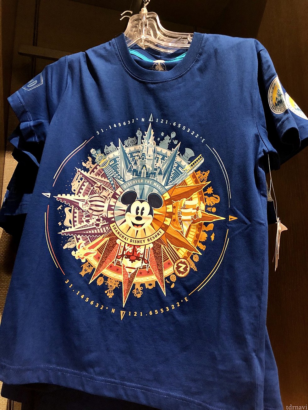 大人用Tシャツ 149元。よく見ると、ダッフィーやプーさん、スティッチもいます