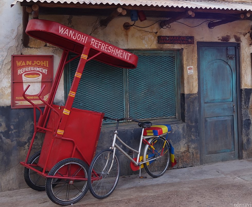 「WANJOHI REFRESHMENT」の屋台自転車がディスプレイされてました。