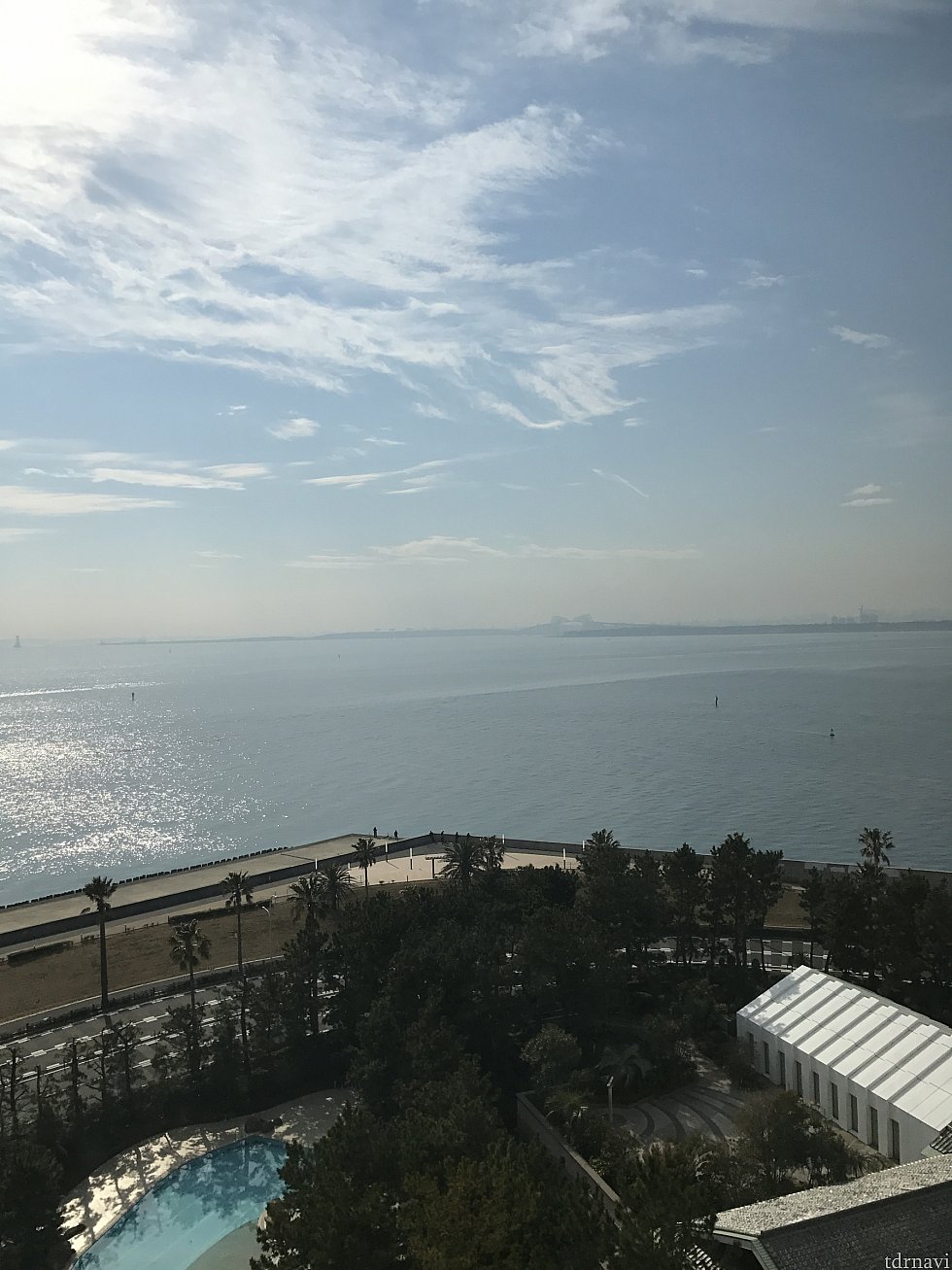 日差しが暑くて部屋は、ポカポカでした♡
寝ながら海が見れていいですね♡