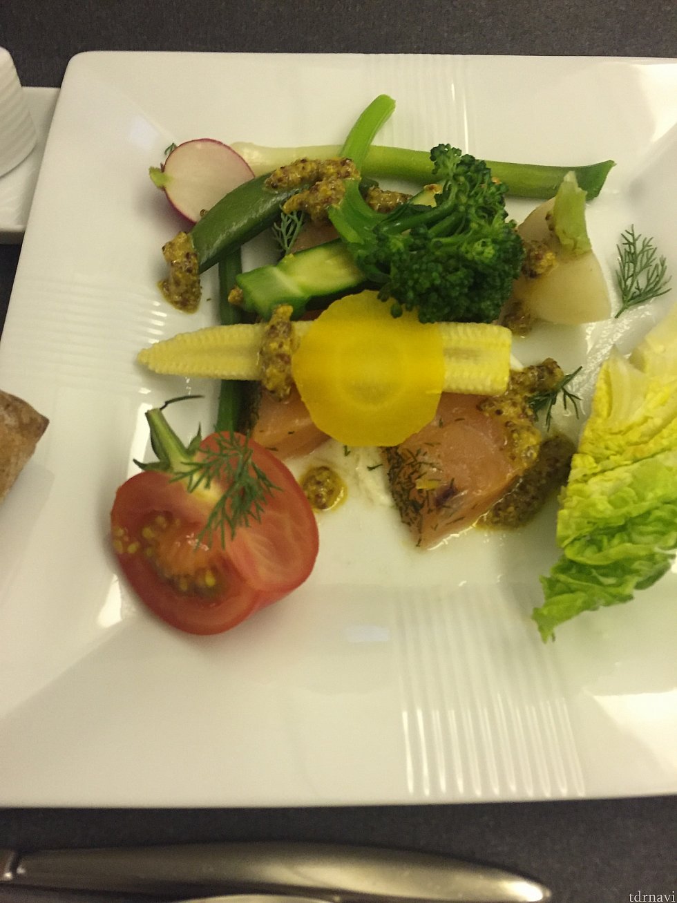 帰りの機内食、洋食。サーモンのサラダ。