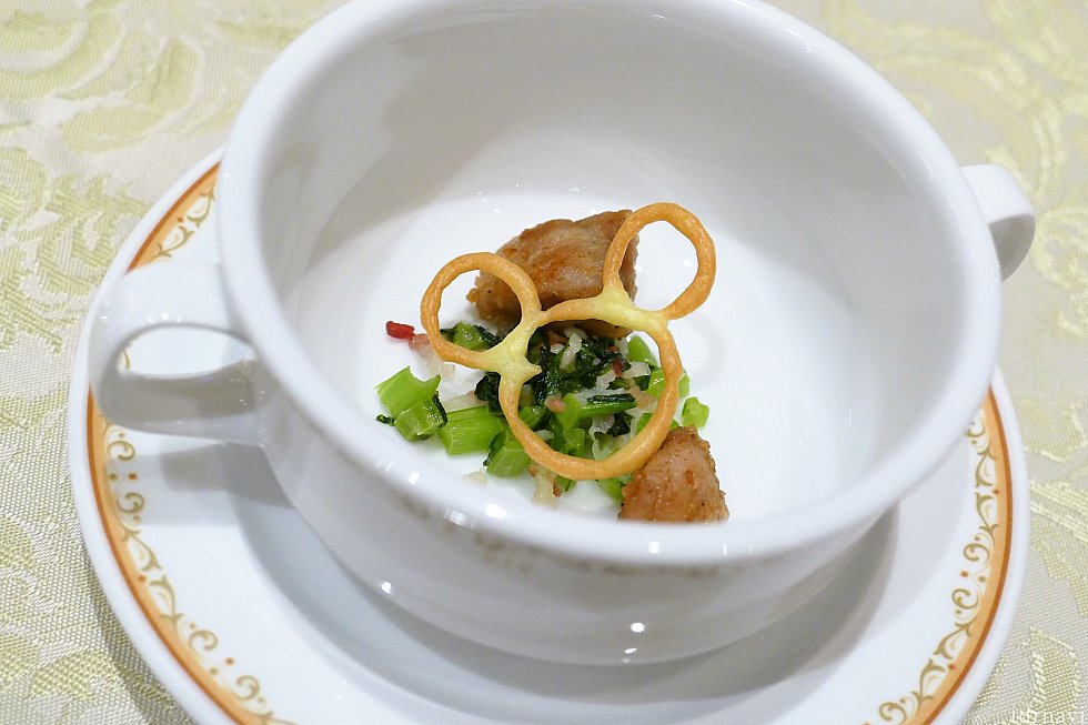 「トリュフ香る蕪のスープリ・ド・ヴォーを添えて」 ここにもミッキー!!!「え!スープは…?」と思って待っていると…