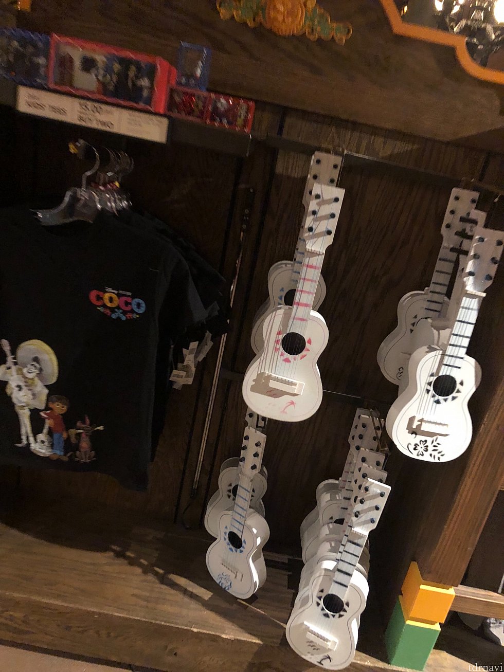 COCOのTシャツも売っていました。