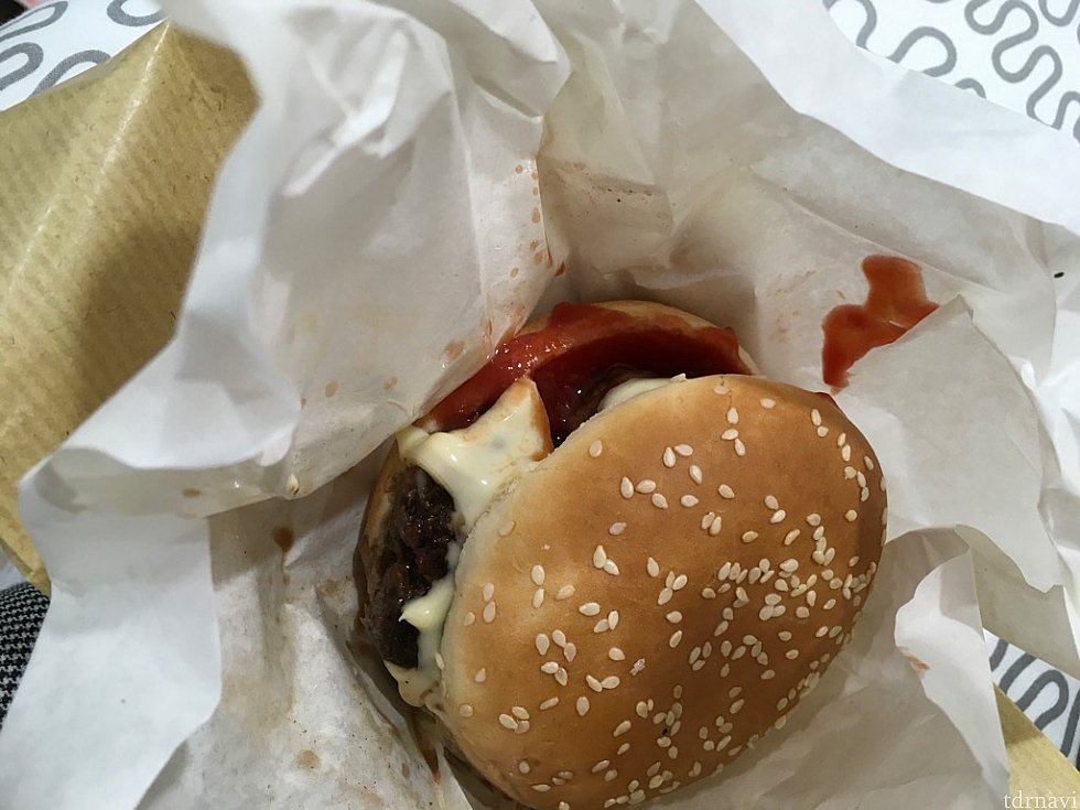 私はブラックペッパービーフバーガー(22香港ドル)を。見た目は…ですが、注文後に作ってくれるので、アツアツで美味しかったですよ。パークから戻って来た後の遅い夕食にどうぞ