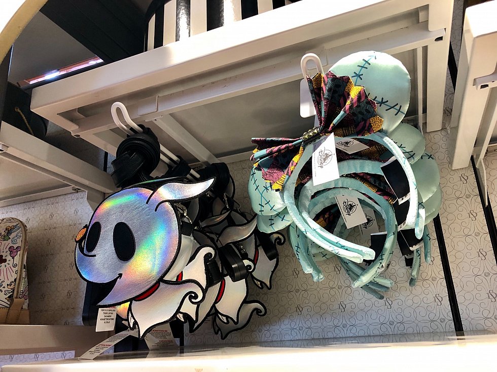 カチューシャやバッグも。