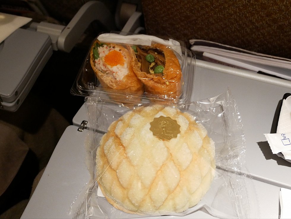 【軽食】おいなりさんorメロンパンでした。両方つまみましたが、美味しかったです。
JALだとペットボトルの水が配られますが、シンガポール航空では配られません。ドリンクをちょこちょこ飲みたい派(私)は持ち込んだ方が良さそうです。