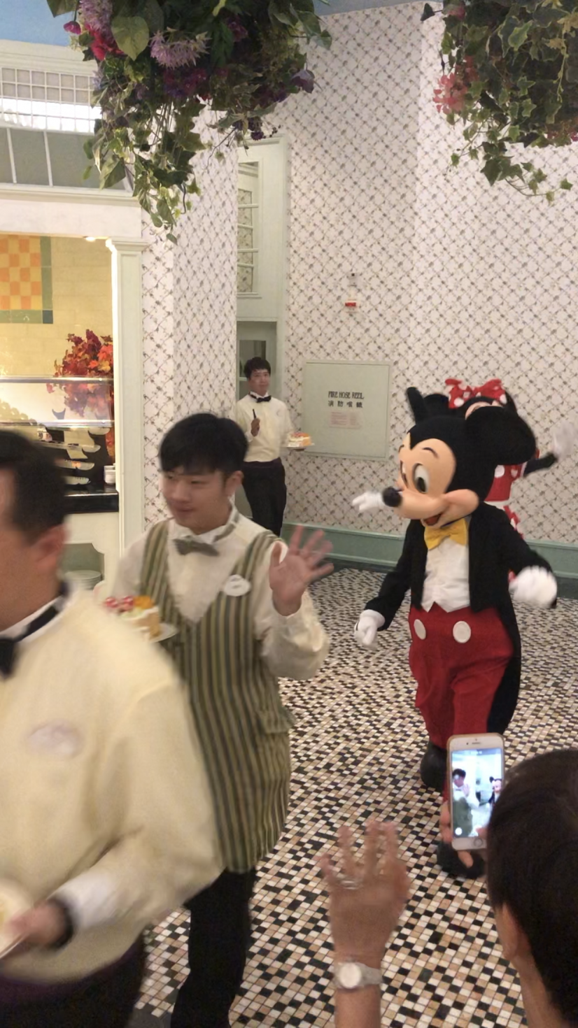 バースデーケーキを持ったキャストさんが一斉に登場
