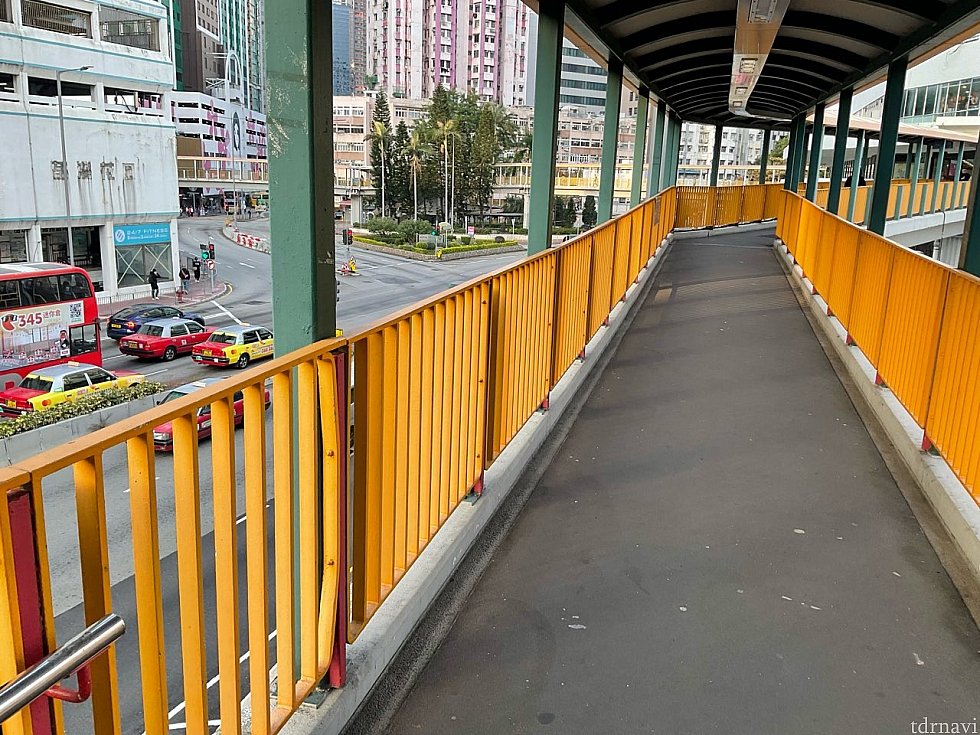 タイウォーハウ駅から向かうとある歩道橋。見えているところ全ての歩道橋を渡らないといけないので高所恐怖症にはつらい…