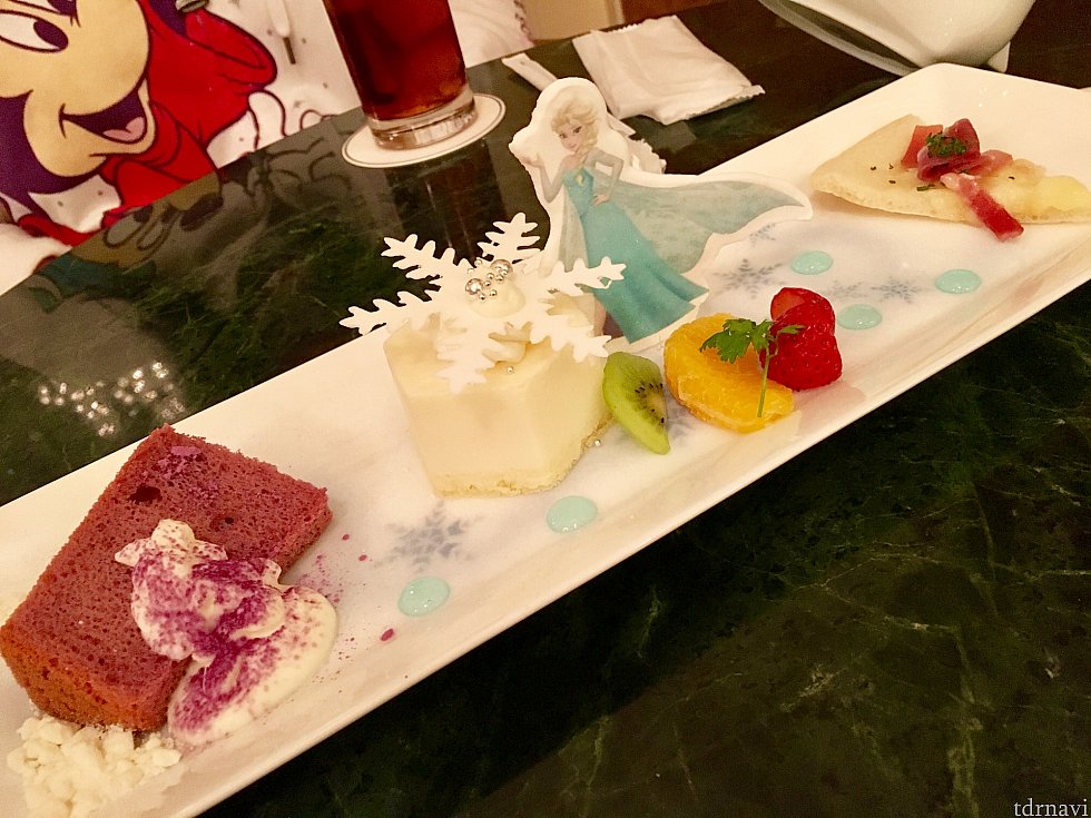 3段プレートを食べ終えると、このお皿がやってきます。