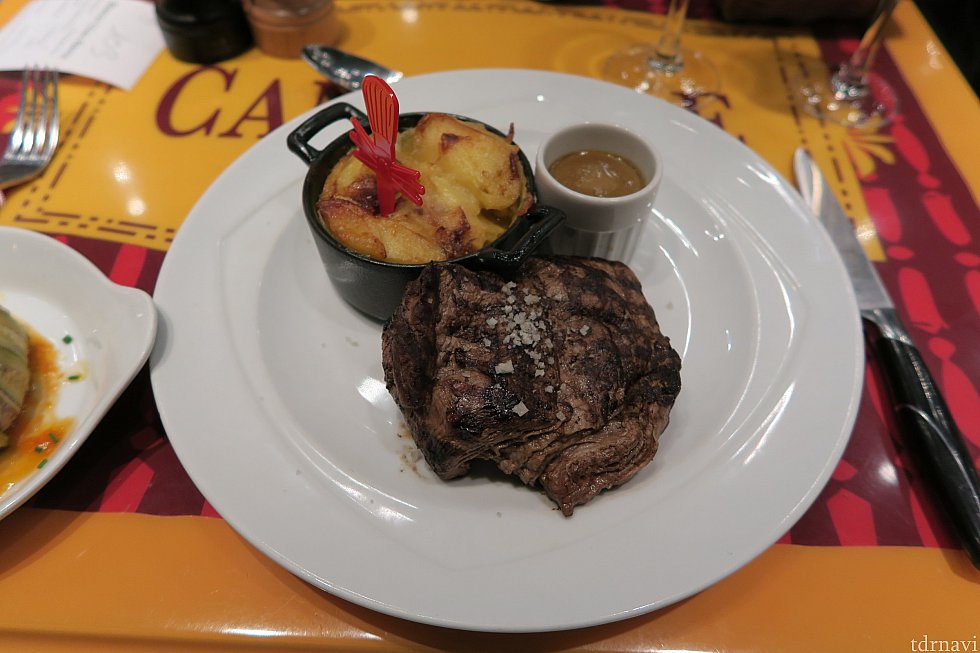 肉。すごいレアでした。そういえば焼き加減聞かれなかった…
脂身が少ないので見た目よりはペロっと食べられます。多いけど…
奥にあるジャガイモとチーズのもすごいおいしいんだけど胃にダメージがあります。。