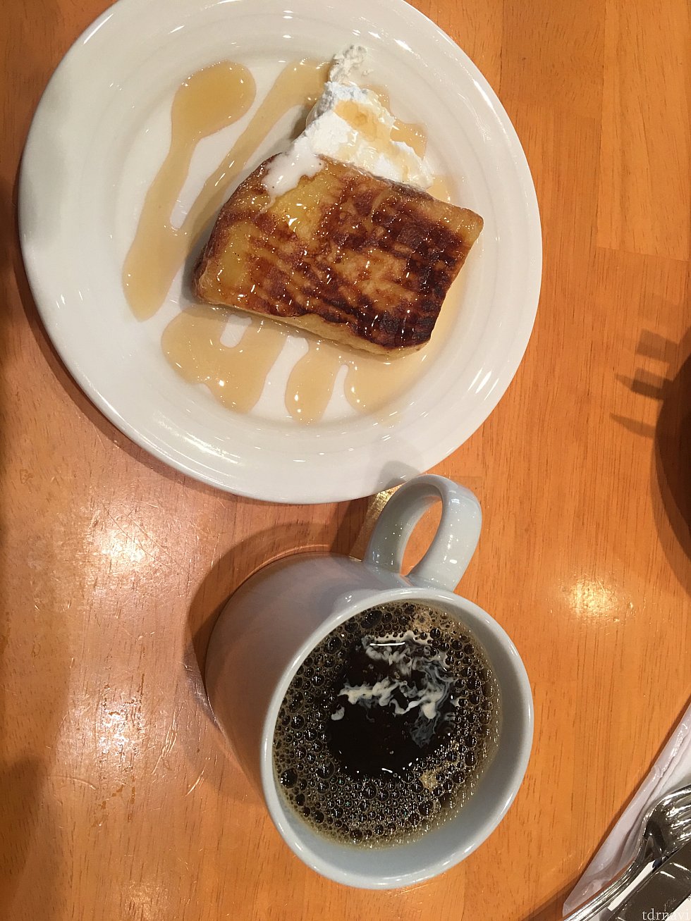 フレンチトーストを焼いてくれます!一番人気ソースは、蜂蜜です🍯
メイプルシロップも美味しいです♡