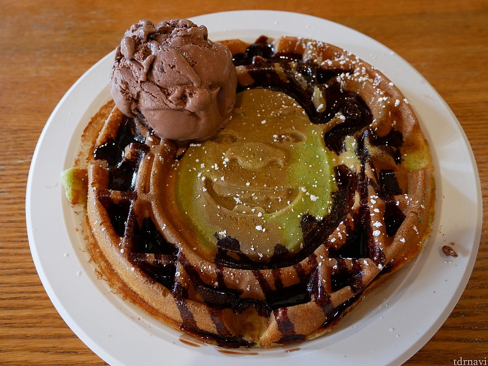 シュレックのワッフルにNew York Supe Fudge Chunkのアイスをトッピング!!!
ワッフルにはチョコソースがかかってました😌