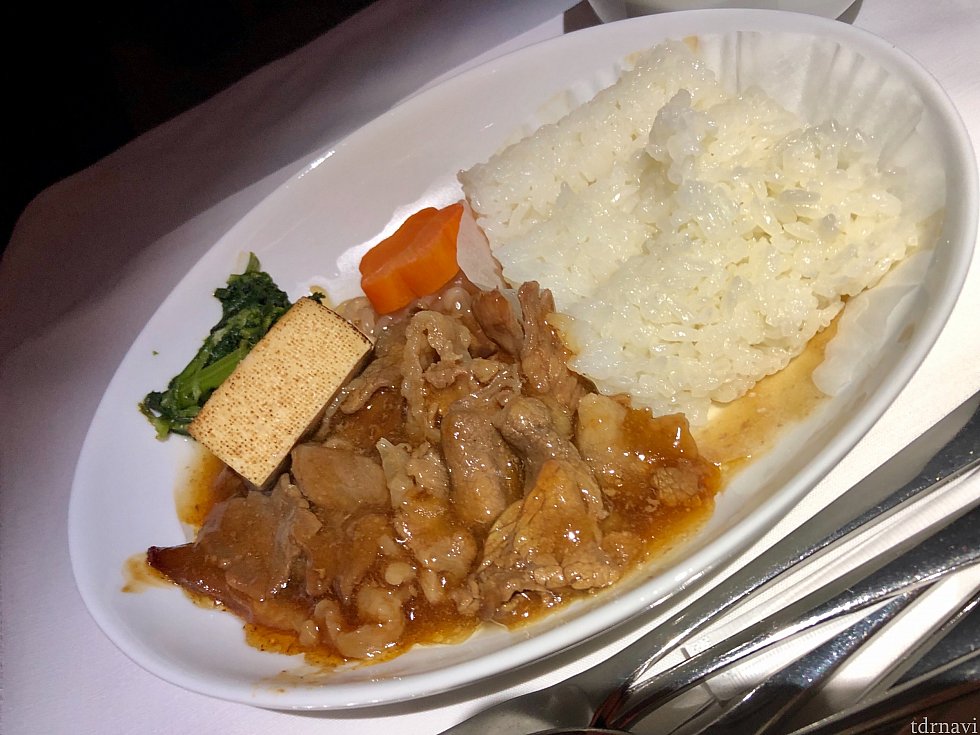 メインディッシュは牛丼でした。かなり洋食よりで、甘かったですが、僕は嫌いではなかったです。とにかく量が多い…フルーツとチーズも食後に提供されます。チーズは遠慮しておきました。