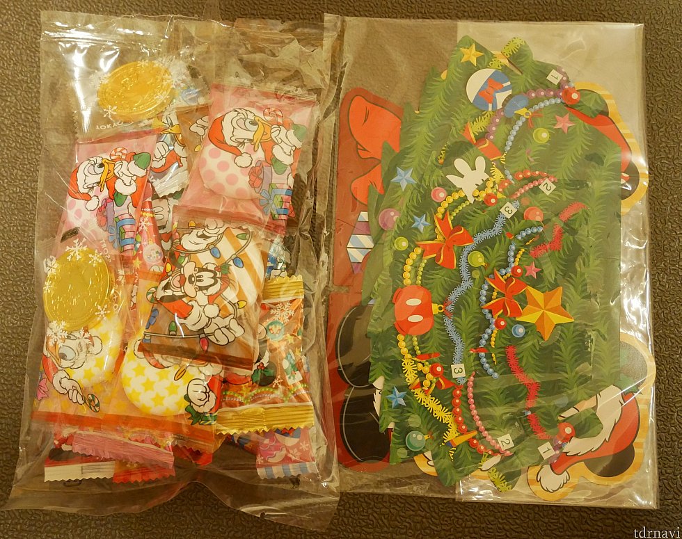 飾ろうと思って開いたらビックリ!立体的なツリーの部分は分かるけど、お菓子も自分で入れるのね😱💦