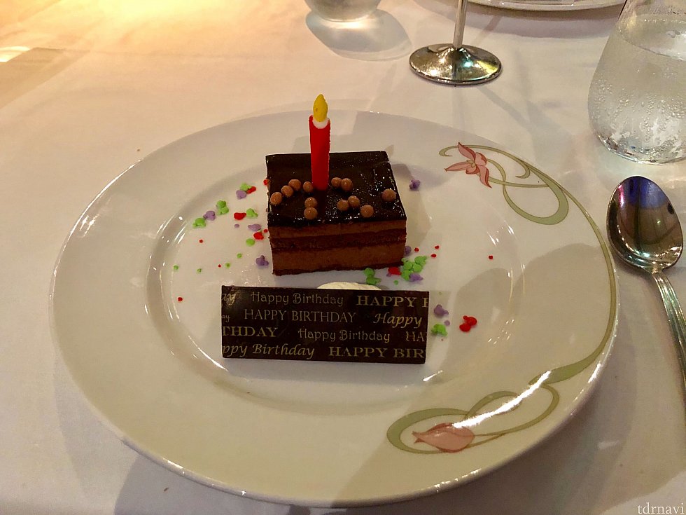 エンチャでのバースデーケーキです🍰
チョコレートケーキで美味しかったですよ!