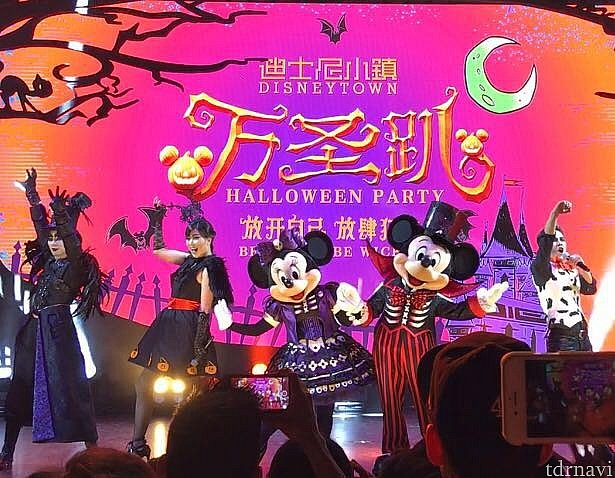 ディズニータウンではミキミニのショーもあります💃