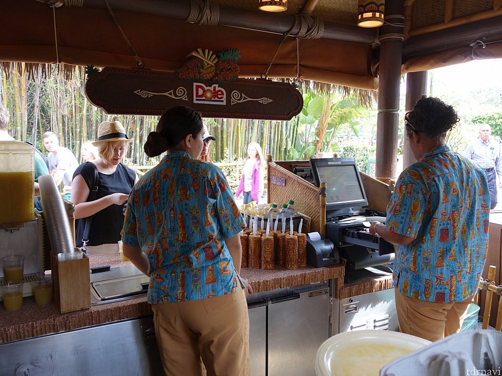 Tiki Juice Bar レジは二ヶ所。アドベンチャーランドの通路側と、チキルームの中庭側です。通路側は特に並びます。