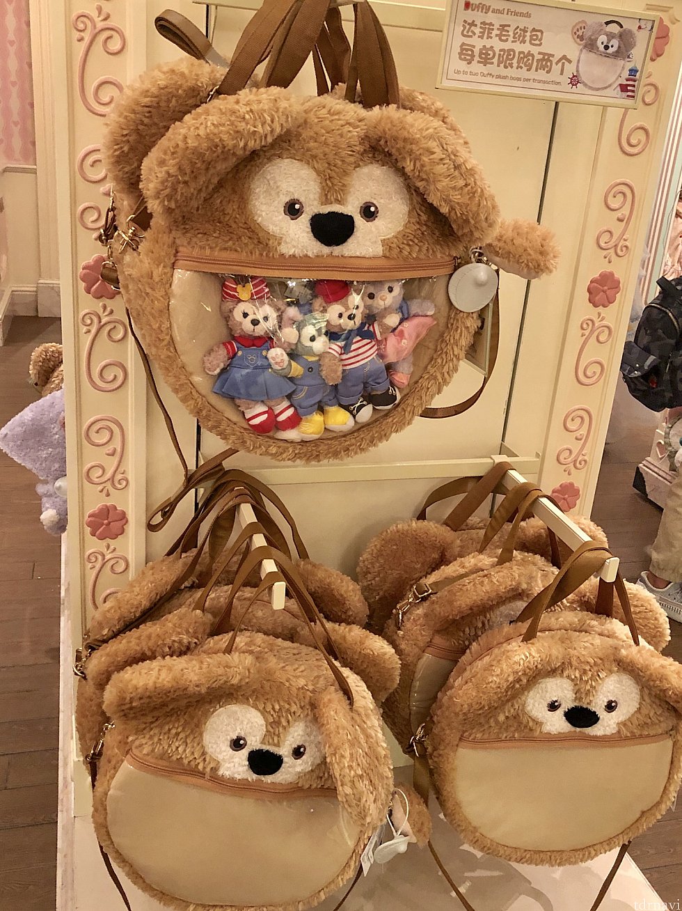 ダッフィーの斜めがけバッグ 369元。透明なポケットに色々飾れます。1人2個までの制限あり