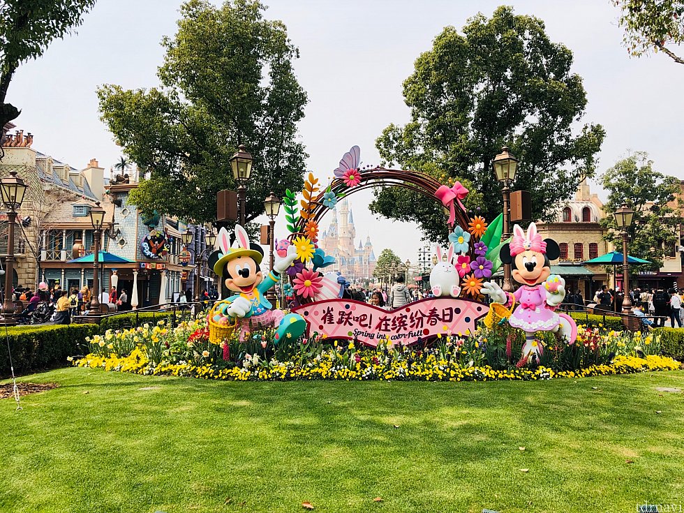 上海ディズニーパーク入り口付近にはショップ店舗左右にあります。