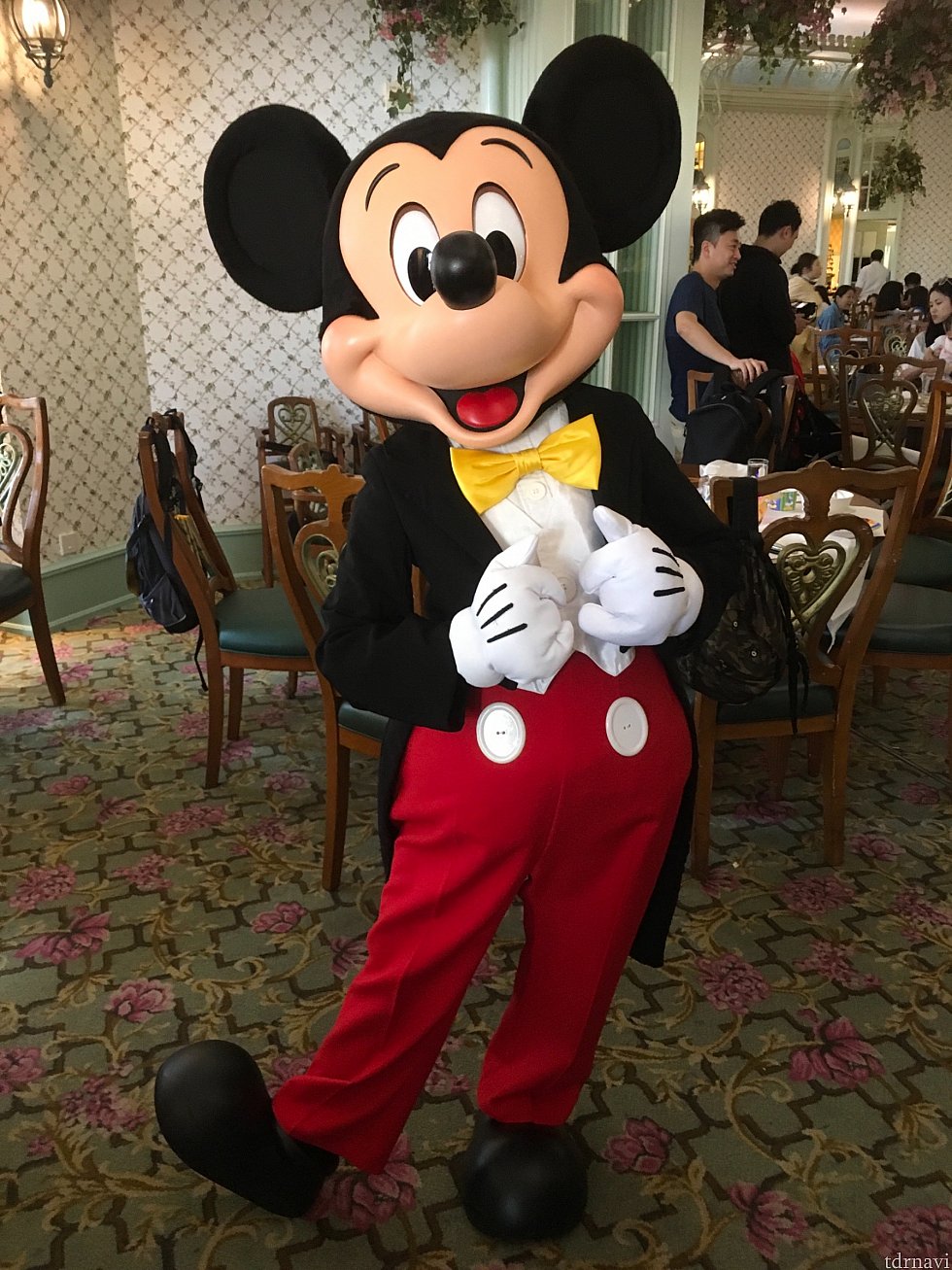 ミッキーはノーマルコスチューム。サインをしてくれたのですが、私のペンの出が悪く、何度も振ってる姿が可愛かったです…!