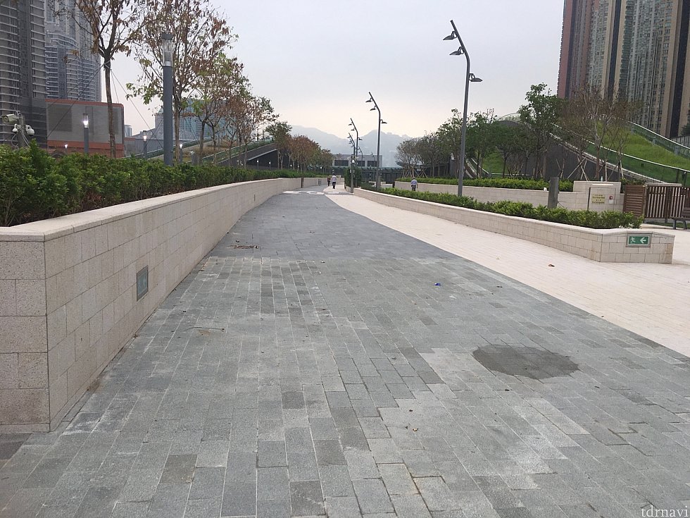 西九龍駅の上は遊歩道に。早速地元の人がランニングしてました