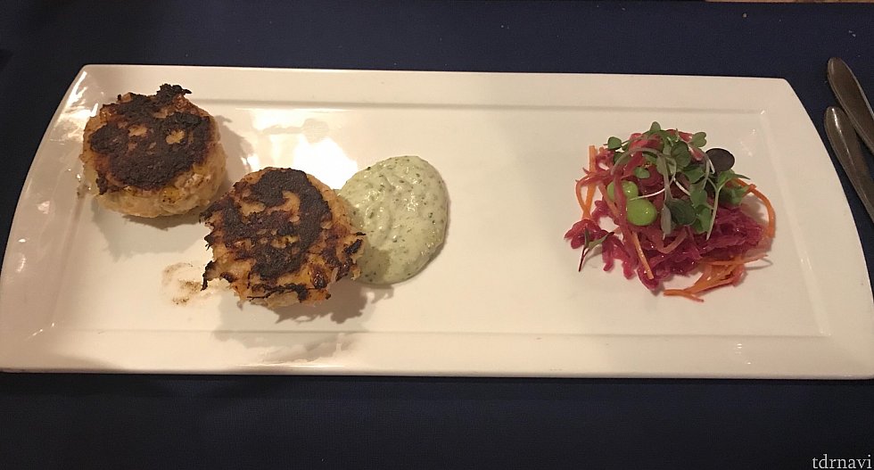 appetizerのShrimp and Crab Cake。
shrimp cake は人生ではじめて食べましたが、非常にコクがあり海老の食感もあって美味しかったです。