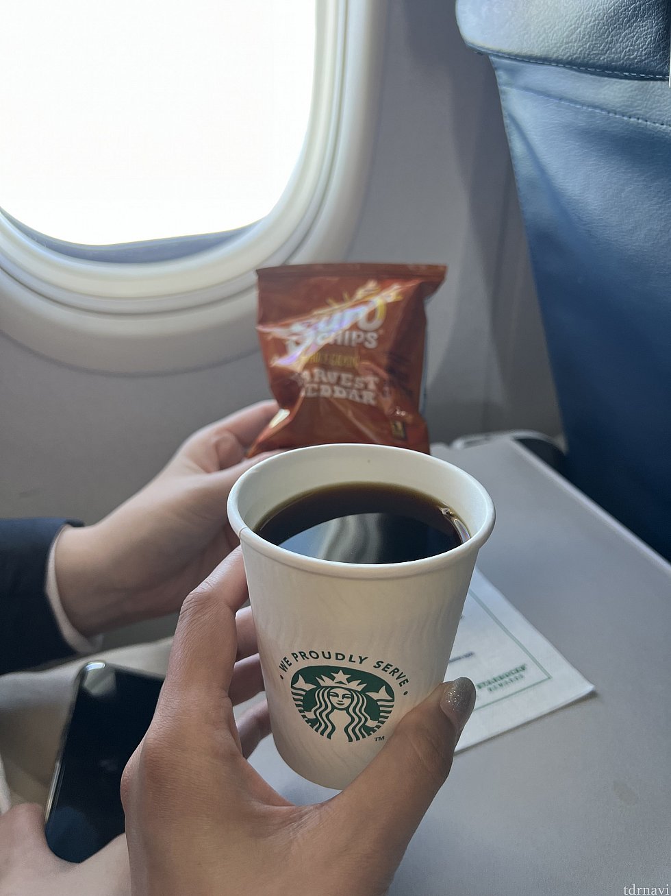 国内線。デルタ航空はスタバコーヒーです。