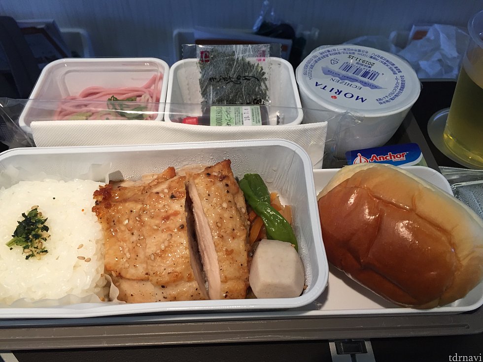 往路の機内食。
ビーフは品切れでチキン選択。