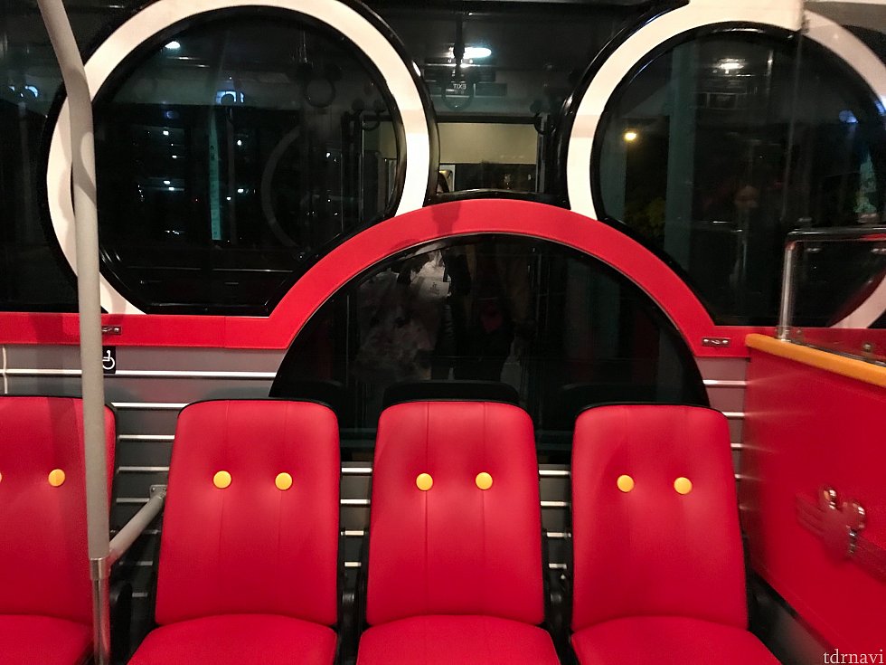 可愛い車内が見たくて3分ほどしかないバス乗車時間のために5分ほど待ちました。
