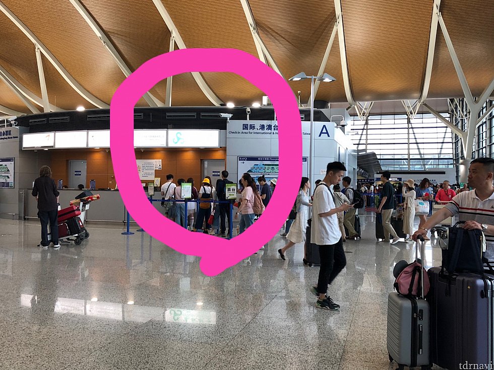 上海東浦空港のチケットセンター。丸で囲んだところで支払い時のクレジットカードを確認する。