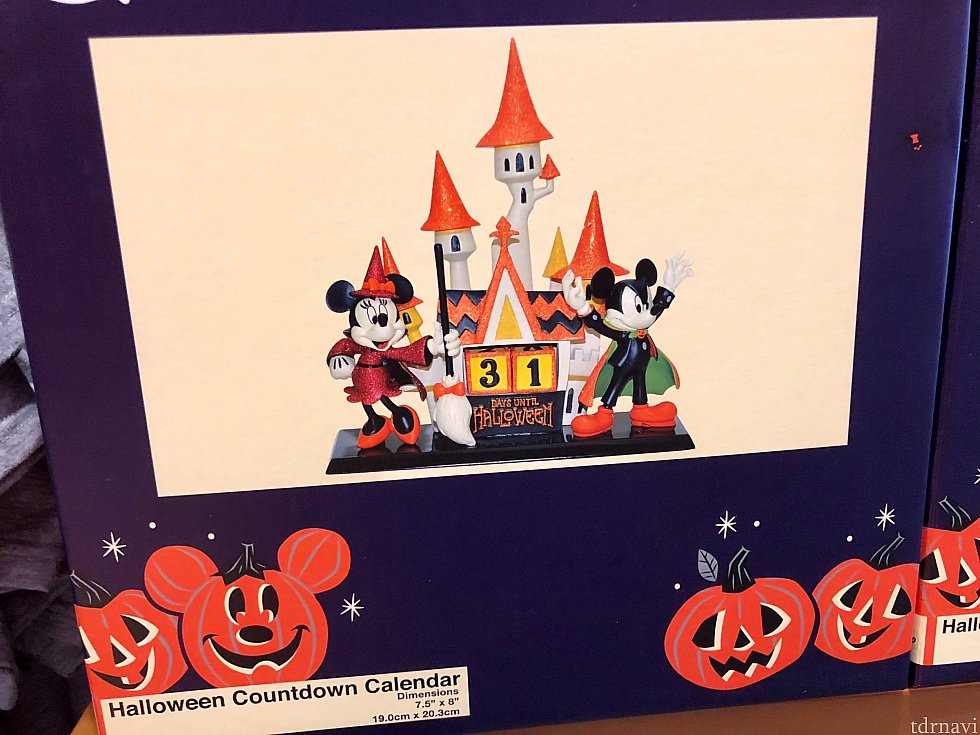 これも毎年登場する、ハロウィンまでカウントダウンできる置物。今年はキャッスルがミッキー達のバックに。$34.99