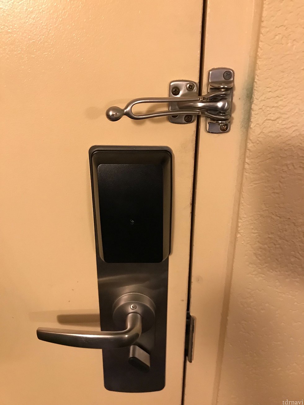 部屋から見たドア付近
チェーンはあります
鍵はオートロックです
外から開ける場合はマジックバンドをかざします