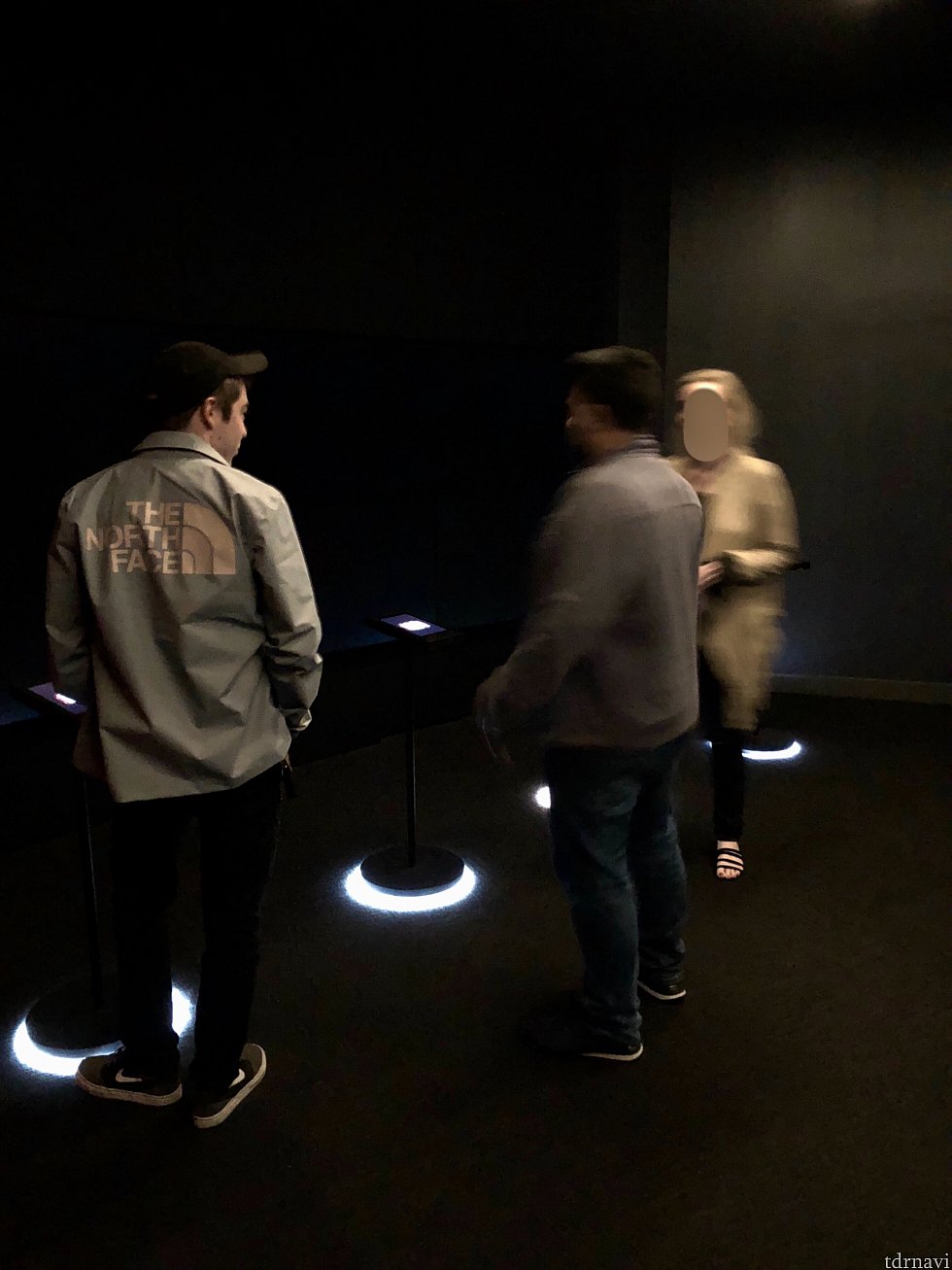プレショールームへ案内されます。定員は1組4人まで。小さいグループは混雑時には他のグループと一緒に行動する事になる可能性もありますね。