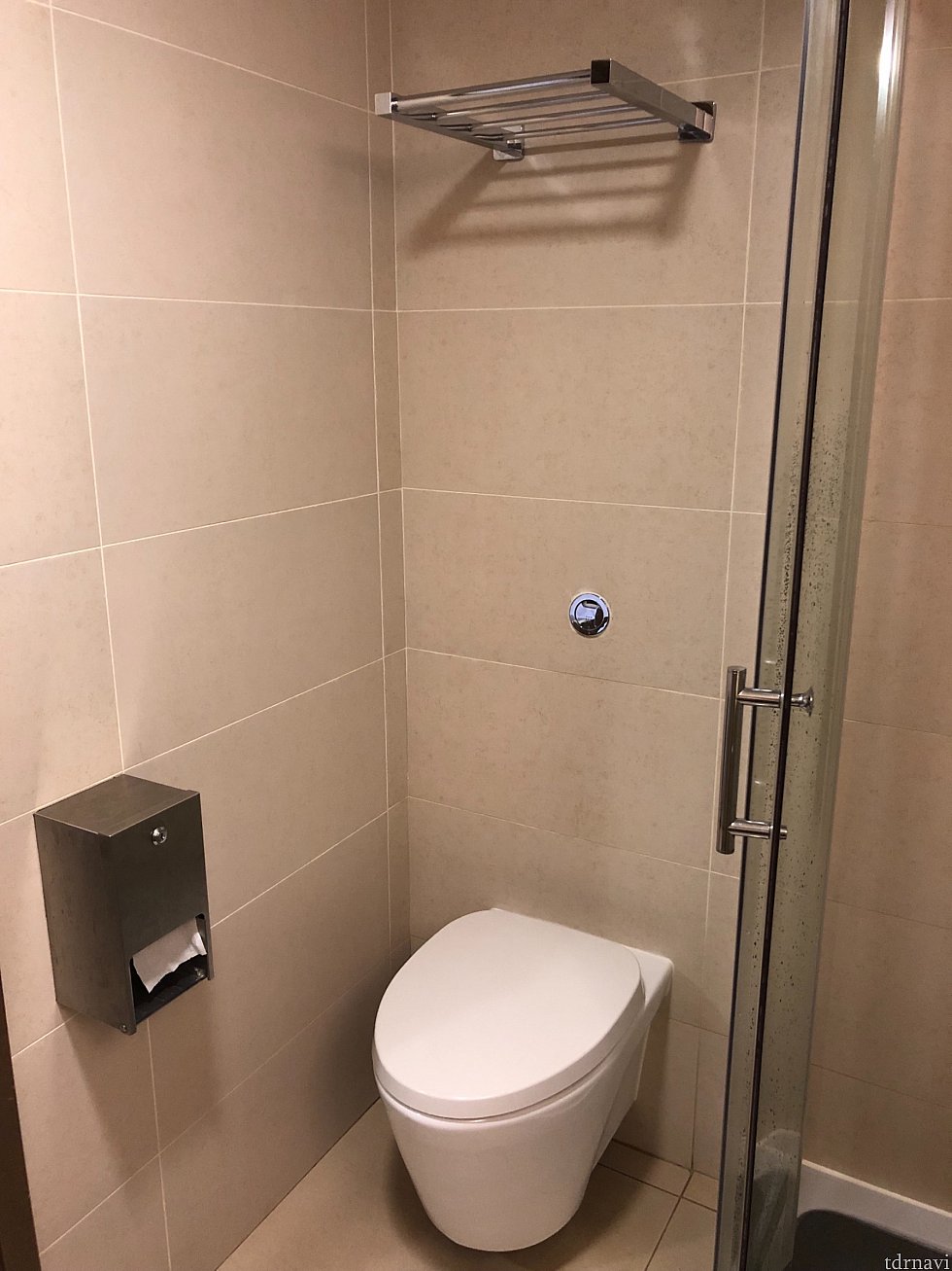おトイレです。流れに問題はなし。紙を取ろうとしたら芯が詰まって取れなくってて、上に入ってる予備を無理やりひっぱり出してる感じになってました💦 トイレの上の棚にはバスタオルがありました。