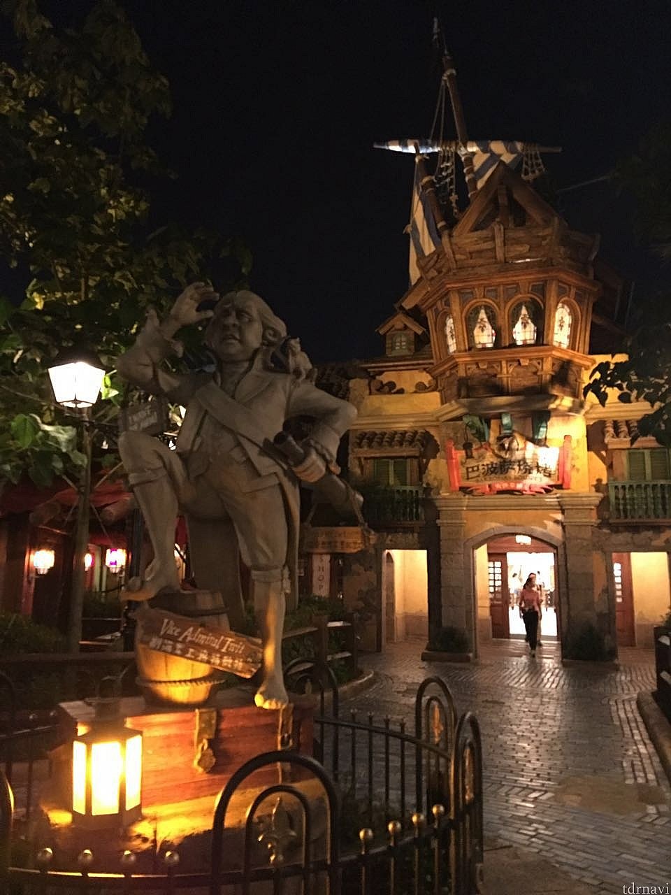 入口前にはオブジェが。それにしても夜は雰囲気が良いですね!