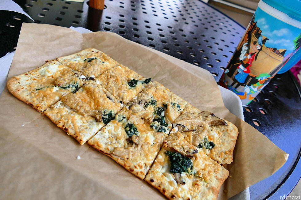 マッシュルームとほうれん草のフラットブレッド♪できたてアツアツで美味しかったです!チーズの味がとても濃厚でした!