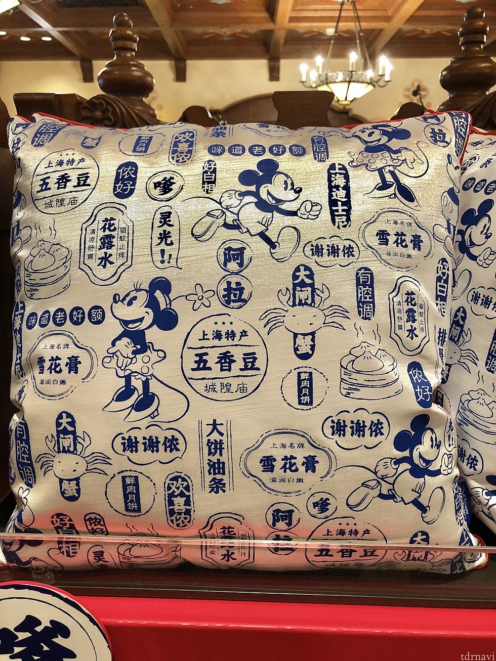 クッションは上の画像の赤と、こちらの白の2種類。各129元。この総柄可愛い!!