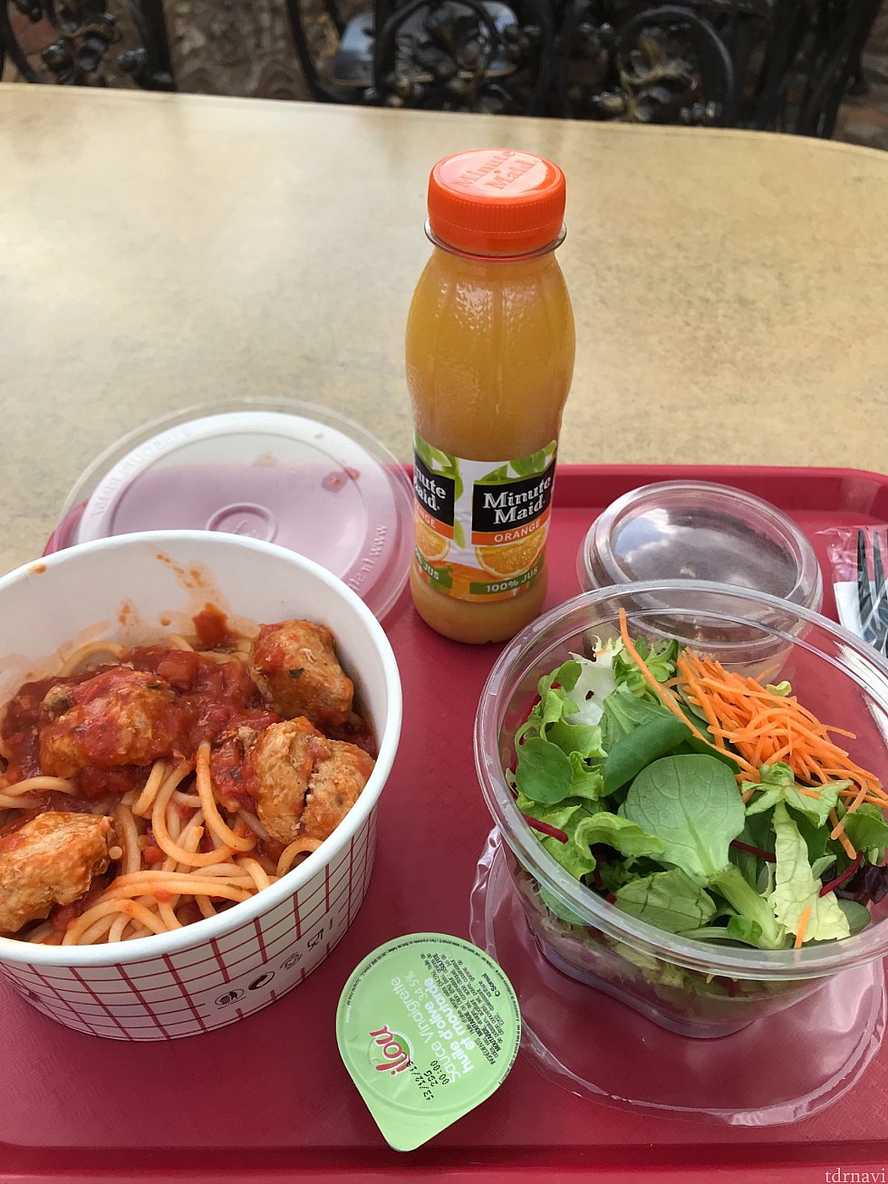 実際に出てきた料理。
・サラダ
・ミートボールスパゲッティ
・ティラミス
・ミニッツメイドのオレンジジュース